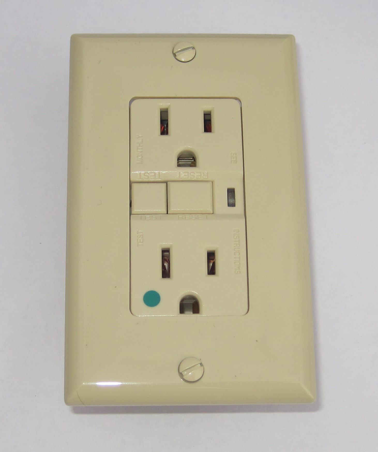 No.-3900-GFCI-outlet-15-A-125V-60-Hz-Hospital-Grade-Green-Dot